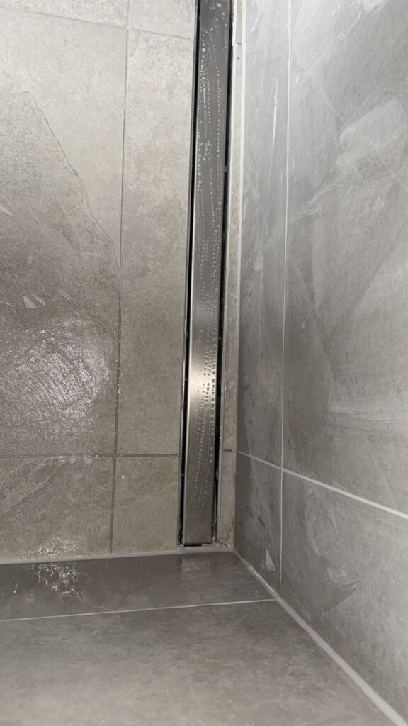 Une douche de plain-pied, étanche et élégante